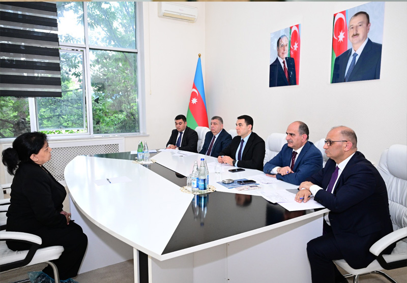 Adil Kərimli Beyləqan şəhərində vətəndaşların müraciətlərini dinləyib